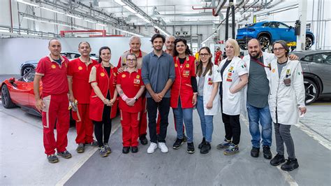 Carlos Sainz visits Ferrari plant: “We are one team”