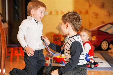 I Bambini Giocano Al Dottore Immagine Stock Immagine Di Bambino