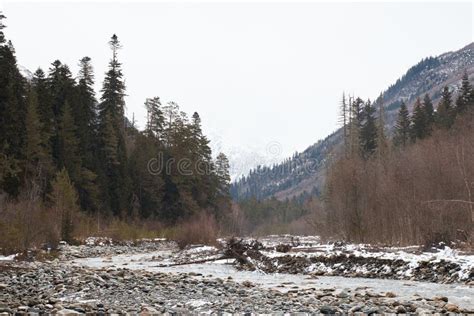 Paisagem Montanhosa No Rio Inverno E Nas Montanhas Rochosas Da Costa E