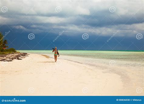 Fotograf Junger Dame Im Bikini Geht Auf Das Karibische Tropica Stockfoto Bild Von Wolke