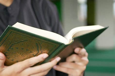 Nggak Boleh Sembarangan Inilah Adab Membaca Al Quran Yang Baik Dan Benar