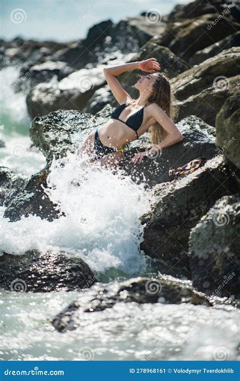 Mujer Sexy En La Playa De Piedras Cuerpo De Mujeres Hermosas En Bikini