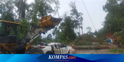 Mobil Tertimpa Pohon 1 TKA Asal China Tewas Di Proyek PLTA Batangtoru