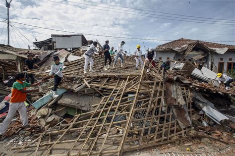 Seorang Anak Tahun Selamat Dari Reruntuhan Bangunan Akibat Gempa Bumi