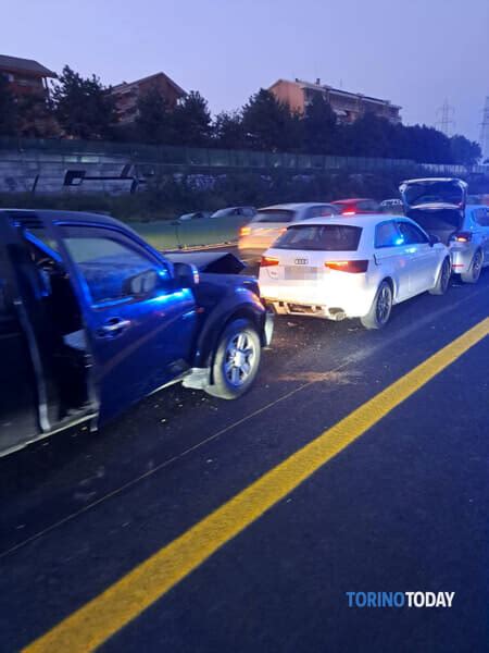 Incidente In Tangenziale A Collegno Tamponamento A Catena Fra Tre