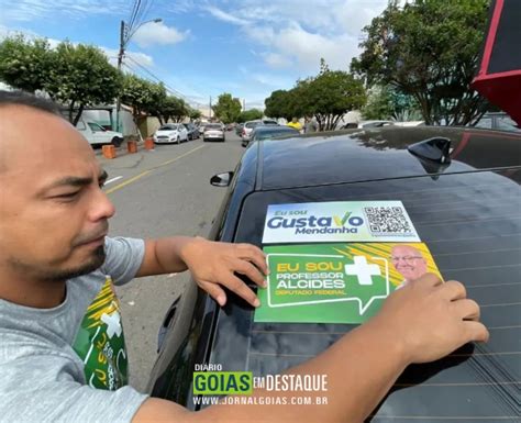 Professor Alcides recebe apoio de diversas lideranças durante adesivaço