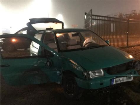 Zwei Personen Bei Unfall Im Industriegebiet Verletzt Autos Totalschaden