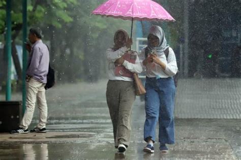 Bmkg Prakirakan Tiga Wilayah Jakarta Diguyur Hujan Pada Senin Malam