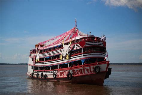 Barcos Torcidas De Caprichoso E Garantido Chegam Para O Festival De