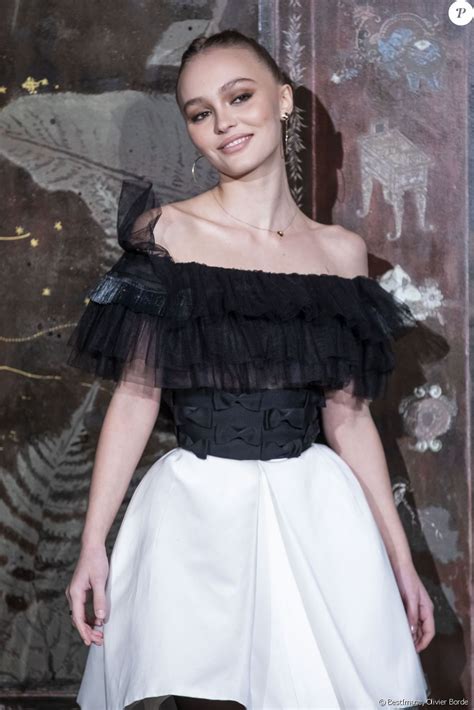 Lily Rose Depp Assiste Au Défilé Chanel Métiers Dart 20192020 Au