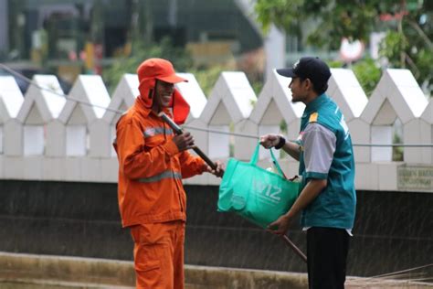 Wahdah Inspirasi Zakat Bagikan Paket Sembako Syawal Untuk Dhuafa