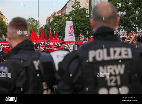 Revolutionäre 1 Mai Demonstration zieht durch Neukölln Am 1 Mai 2024