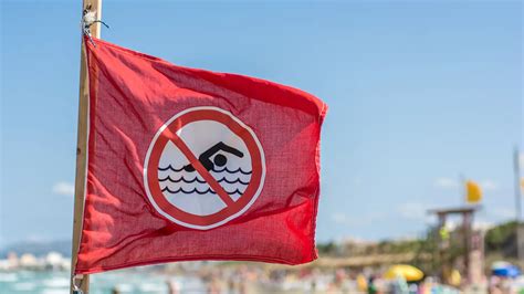 Bandera Roja En Las Playas De Marbella Ante El Aviso Por Fuertes