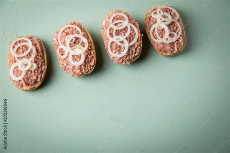 Deutsche Mettbrötchen mit rohen Schweine Mett Brötchen Butter