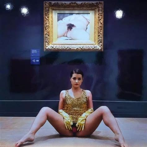 Deborah De Robertis Spreads Legs In Front Of Mona Lisa Alrincon