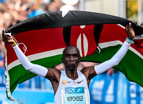 El Atleta Keniano Eliud Kipchoge Bate El R Cord Mundial De Marat N