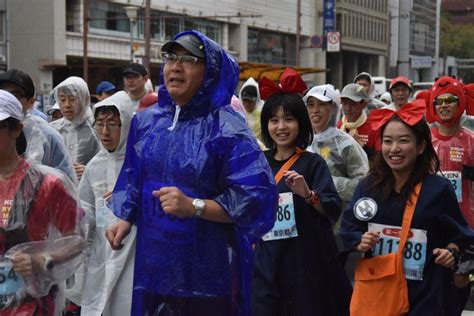 【写真まとめ】龍馬マラソン2020 雨にも負けぬ仮装ランナーたち 高知新聞