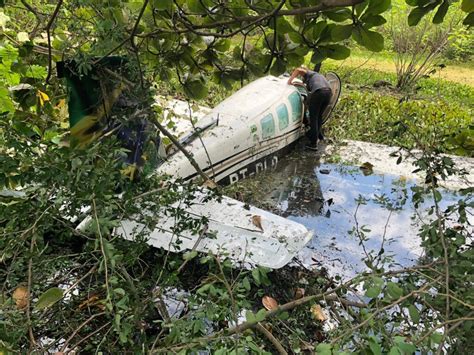 Avião de pequeno porte tem pane e cai em lagoa na zona Norte de