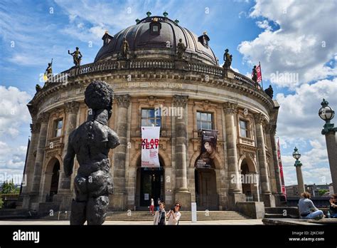 Bode Museum vorne Skulptur Hektor von Markus Lüpertz Museumsinsel