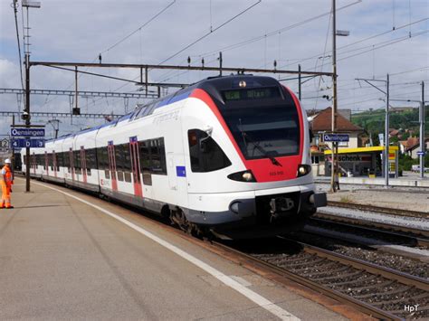 SBB Triebzug RABe 523 012 3 Bei Der Einfahrt Im Bahnhof Oensingen Am