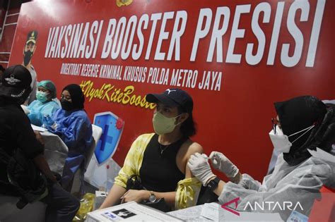 Meski Malam Hari Warga Antusias Antre Vaksinasi Booster COVID 19 Di