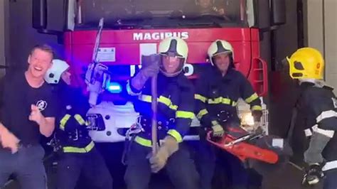 ХИТ В МРЕЖАТА: Танцът на най-бързите пожарникари в България (ВИДЕО) | NOVA
