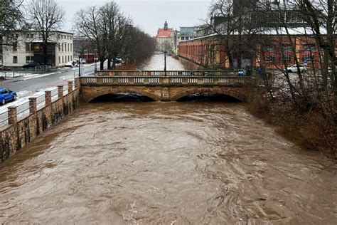 Hochwasserwarnung In Sachsen Lage In Chemnitz Entspannt Sich Leicht