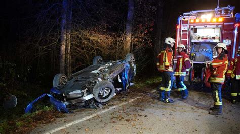 Schwerer Unfall Fahranfänger weicht Reh aus Beifahrer 16 stirbt