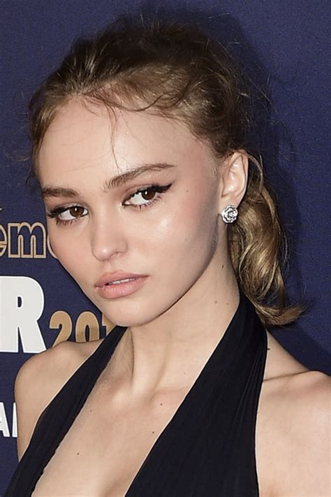 Lily Rose Depp S Hairstyles Hair Colors Steal Her Style Lily Rose