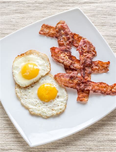 Huevos Fritos Con Tocino Imagen De Archivo Imagen De Tomate