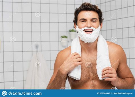 Homme Torse Nu Avec Raser Sur La Mousse Photo Stock Image Du Heureux