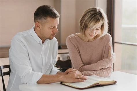 Marido Y Mujer Leyendo La Biblia Foto Gratis Godly Men Godly