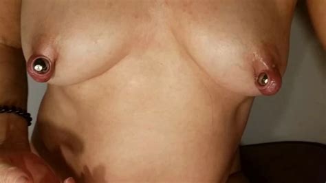 Nippleringlover Geile Milf F Hrt Mm Rohr Durch Extrem Gedehnte Gepiercte Nippel Ein Xhamster