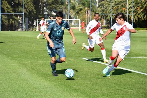 Carlos Zambrano Y Luis Advíncula Presenciaron Duelo De La Selección Peruana Sub 20 En Argentina