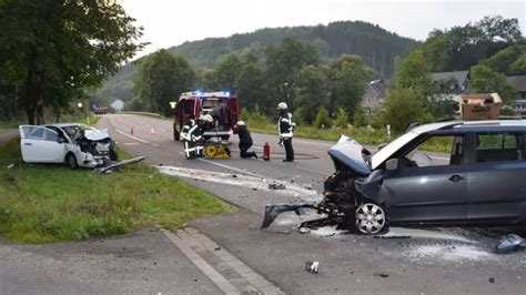 Frontalzusammensto Zwei Personen Schwer Verletzt