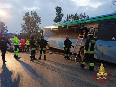 Autobus Contro La Ringhiera Di Una Casa A Romano Di Lombardia Cinque