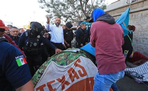 Policías mexicanos desalojan a migrantes varados en calles de la