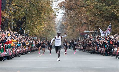 In Photos Kenyas Eliud Kipchoge Breaks 2 Hour Marathon Record