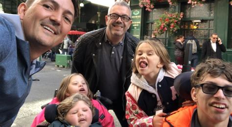 Un couple gay adopte quatre enfants porteurs de handicap Nous ne pourrions pas être plus
