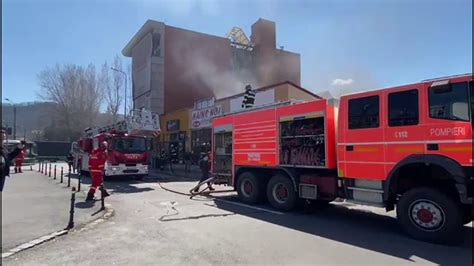 Acoperi Ul Unui Restaurant Din Bra Ov A Luat Foc Incendiul A Pornit