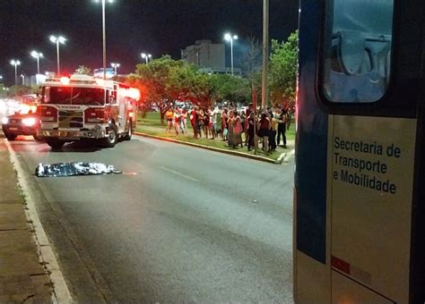 Vídeo mulher cai na pista e morre atropelada por ônibus em Samambaia