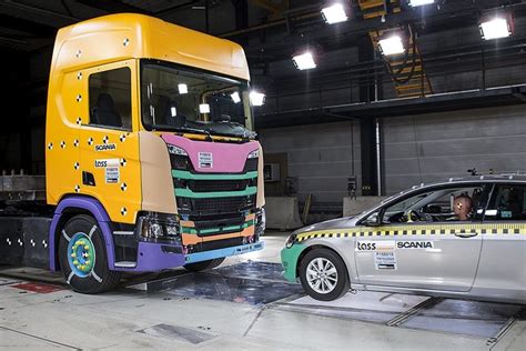 Sortie D Usine Crash Test XXL Pour Les Poids Lourds De Chez Scania