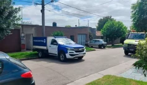 Un hombre subió al techo de su casa para hacer una reparación y