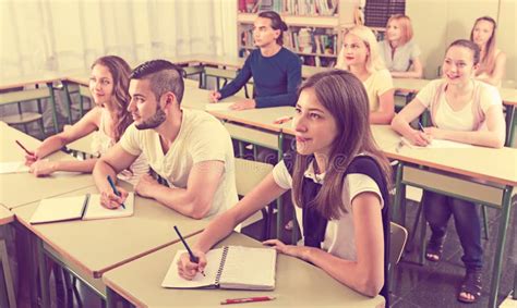 Estudantes Novos Que Estudam Na Sala De Aula Foto De Stock Imagem De