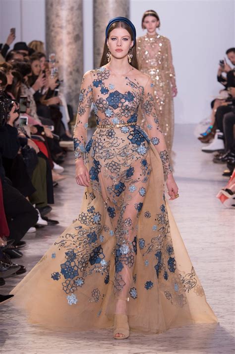 Egito Nos Anos 40 Inspira A Alta Costura De Elie Saab Desfiles Vogue