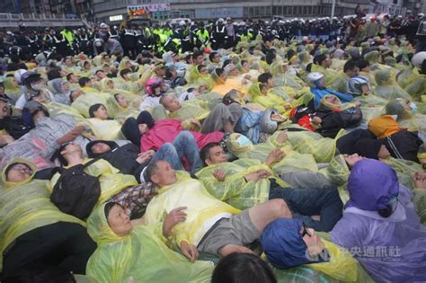 反核團體復刻10年前427占領行動 橫躺立法院反對核電廠延役 生活 中央社 Cna