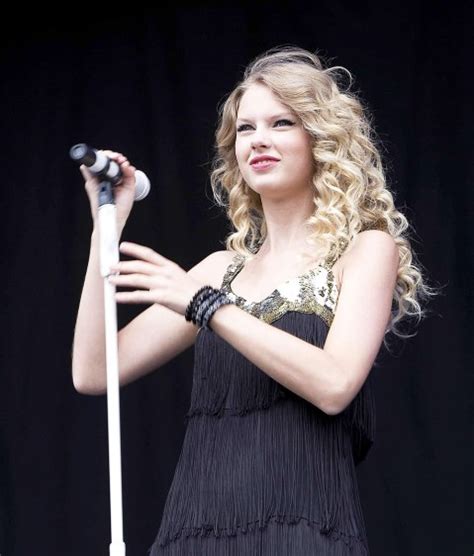 Taylor Swift’s Hair Evolution: Photos Of Her Locks Over The Years ...