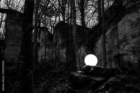 Orbe Source De Lumi Re Ronde Dans Une Vieille Maison En Ruine Au