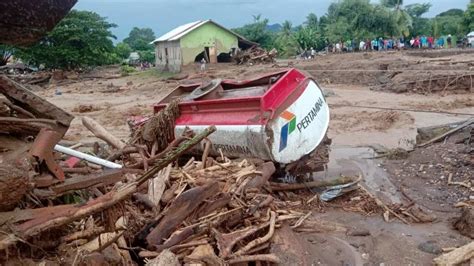 Indonesia Death Toll From Floods Landslides Rises To 55 At Least 40