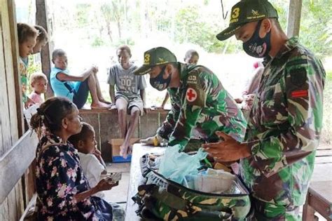 Satgas Yonif MR 413 Kostrad Berikan Layanan Kesehatan Warga Di